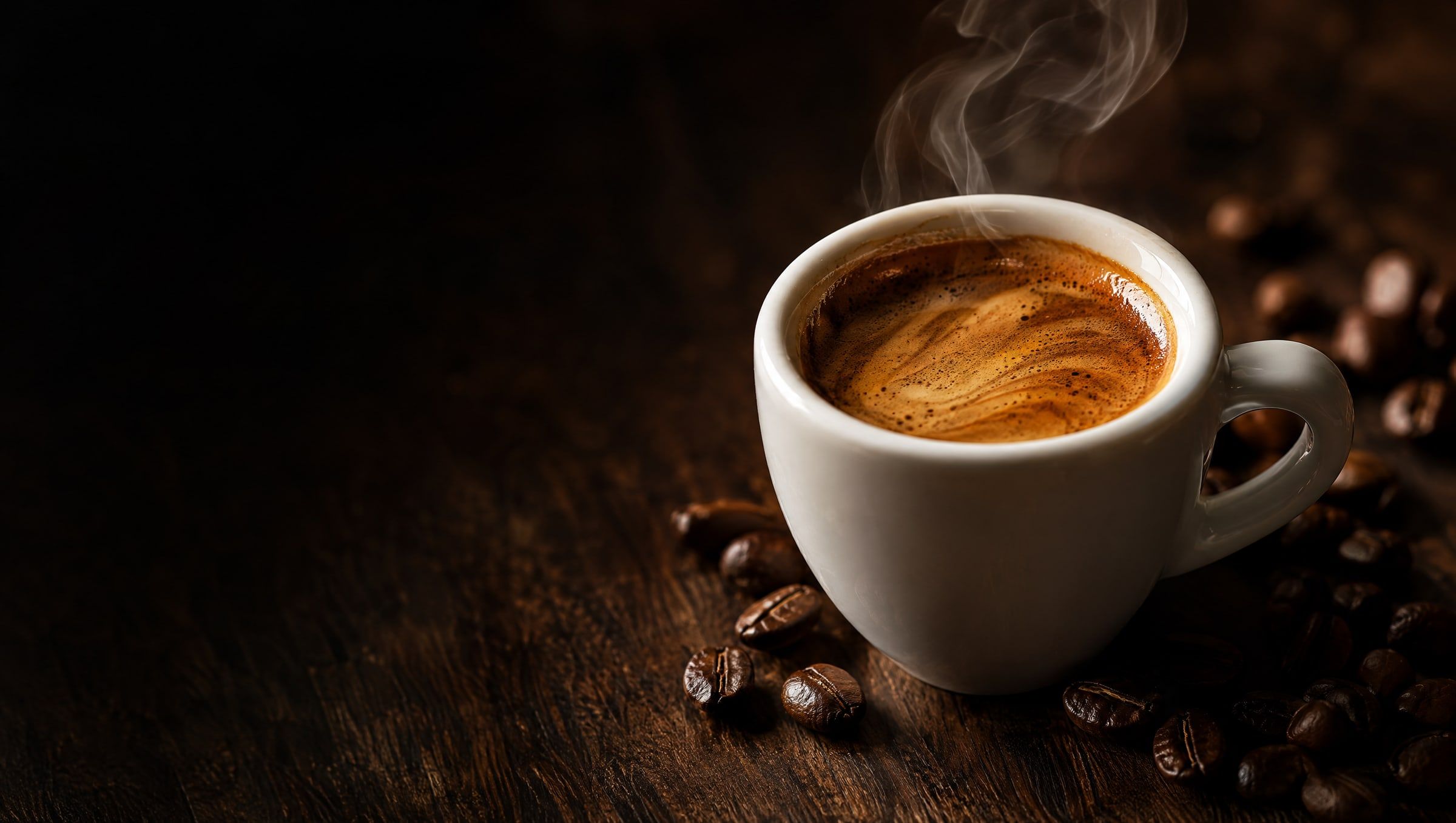 Espresso mit dichter Crema, darüber aufsteigender Dampf