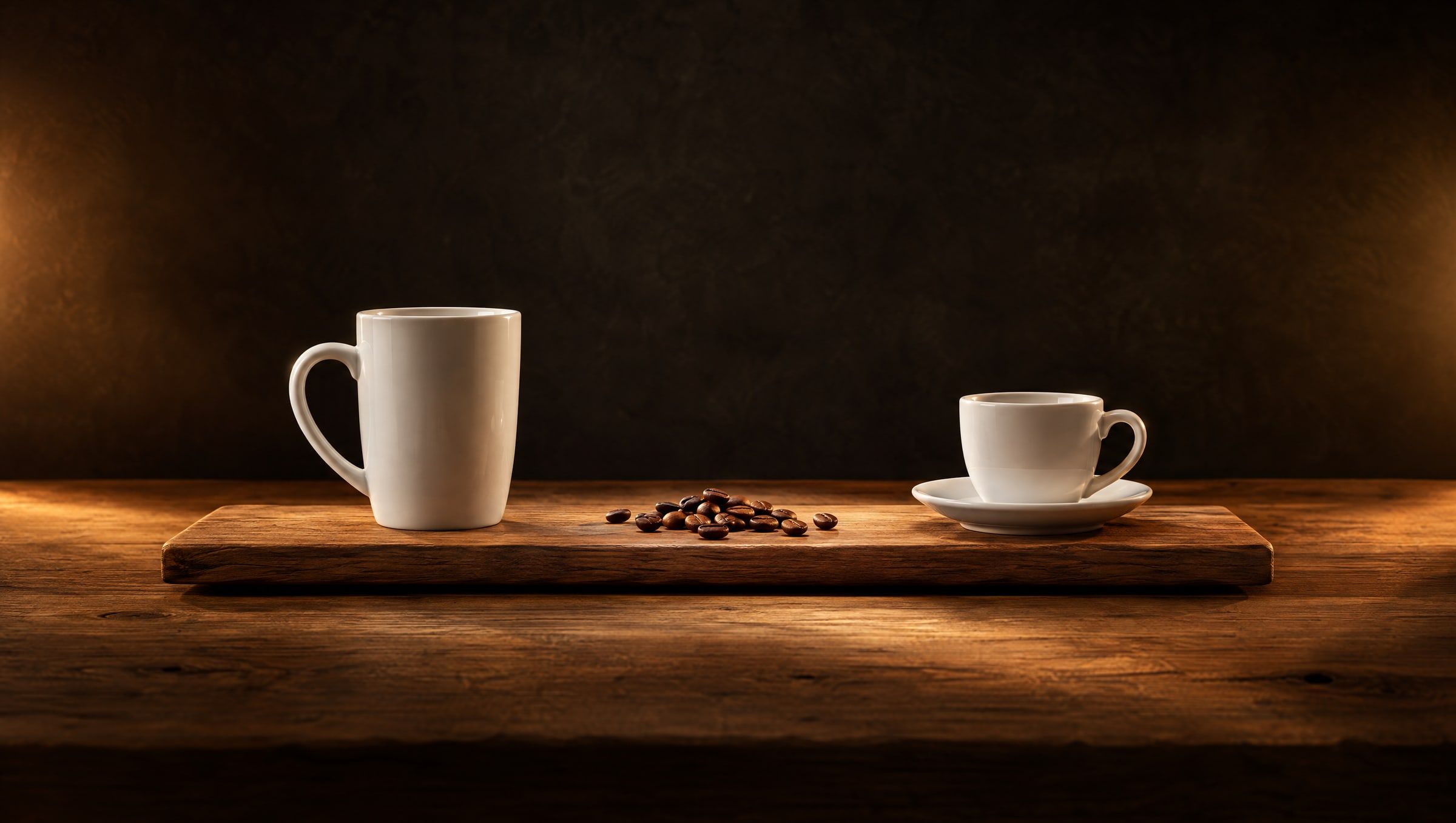 Ein hoher weißer Becher und eine Tasse auf Untertasse stehen sich auf einem Holzbrett gegenüber, dazwischen Kaffeebohnen, vor dunklem Hintergrund (KI-Bild)